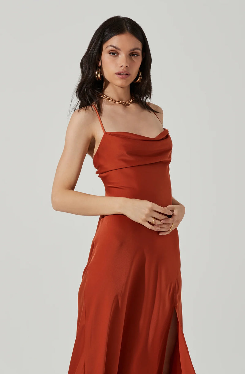 Vestido midi de seda color “rust” con espalda descubierta