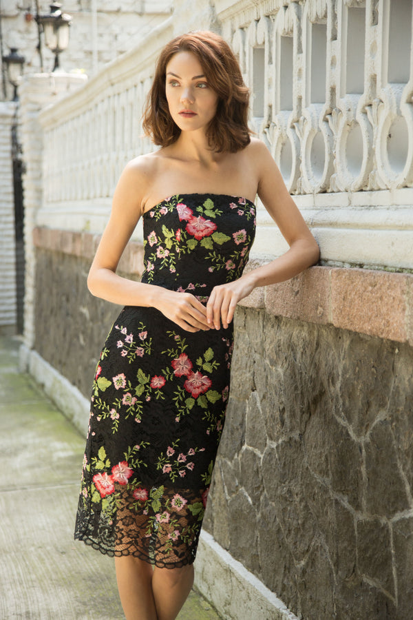 Vestido strapless negro con estampado floral - ICONYWEAR