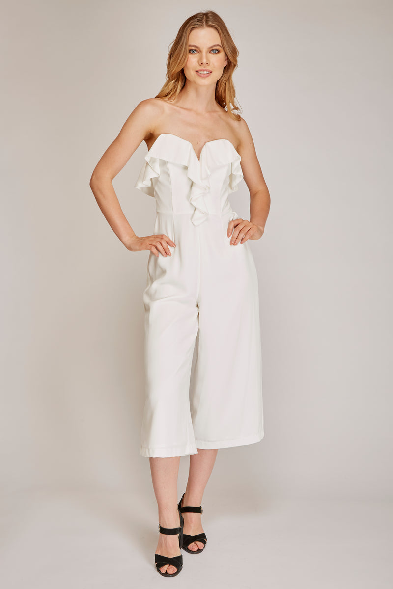 Jumpsuit blanco con escote de corazón y olanes - ICONYWEAR