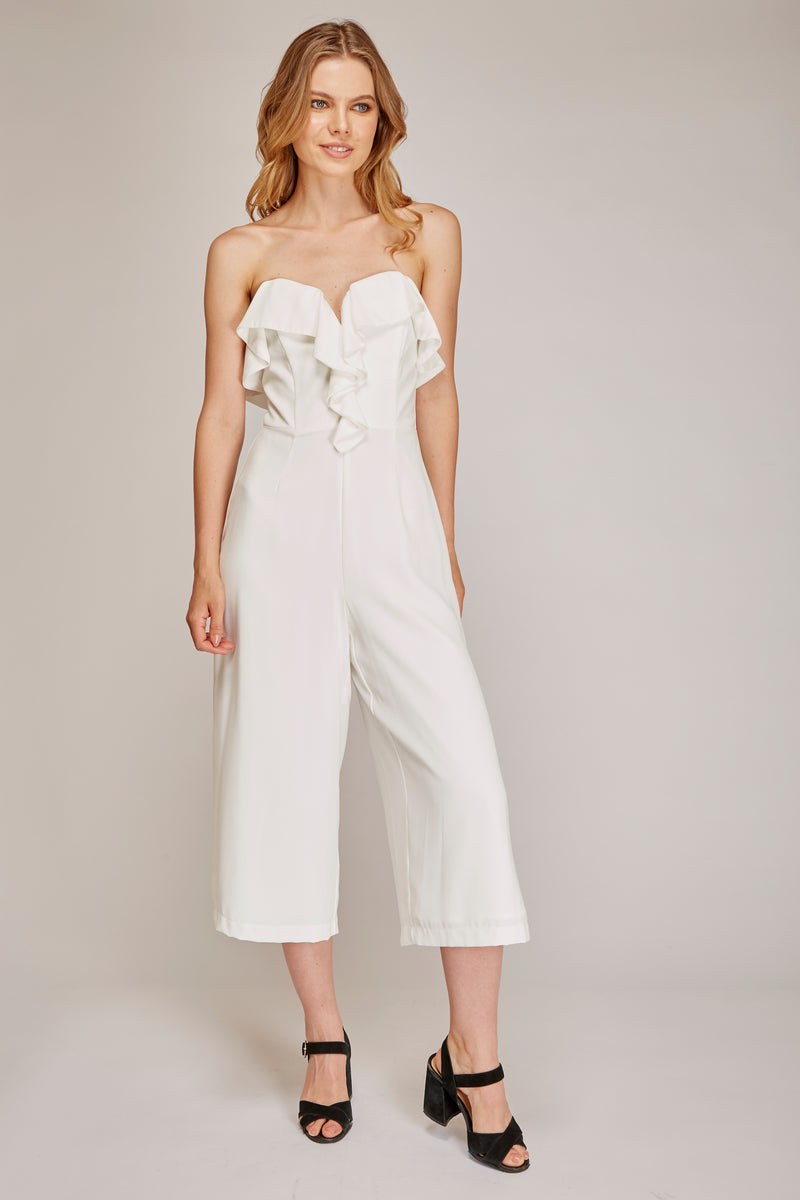 Jumpsuit blanco con escote de corazón y olanes - ICONYWEAR