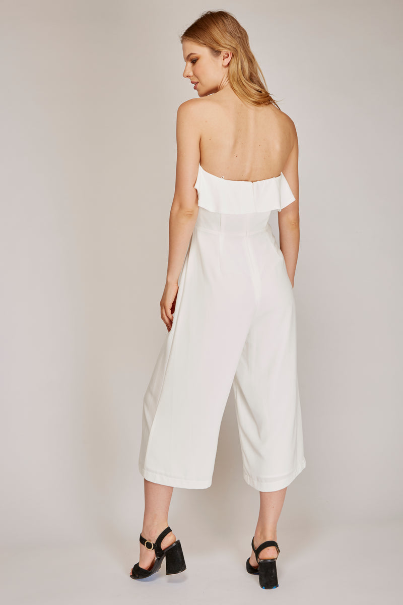 Jumpsuit blanco con escote de corazón y olanes - ICONYWEAR